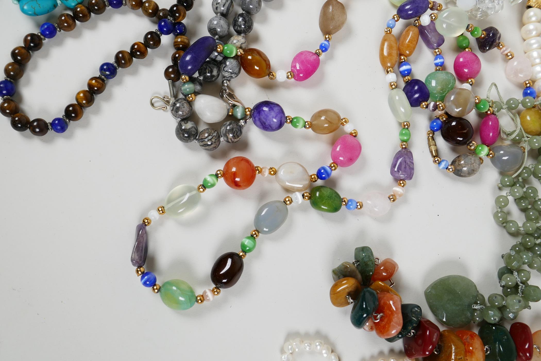 A quantity of gemstone and pearl necklaces - Image 5 of 5