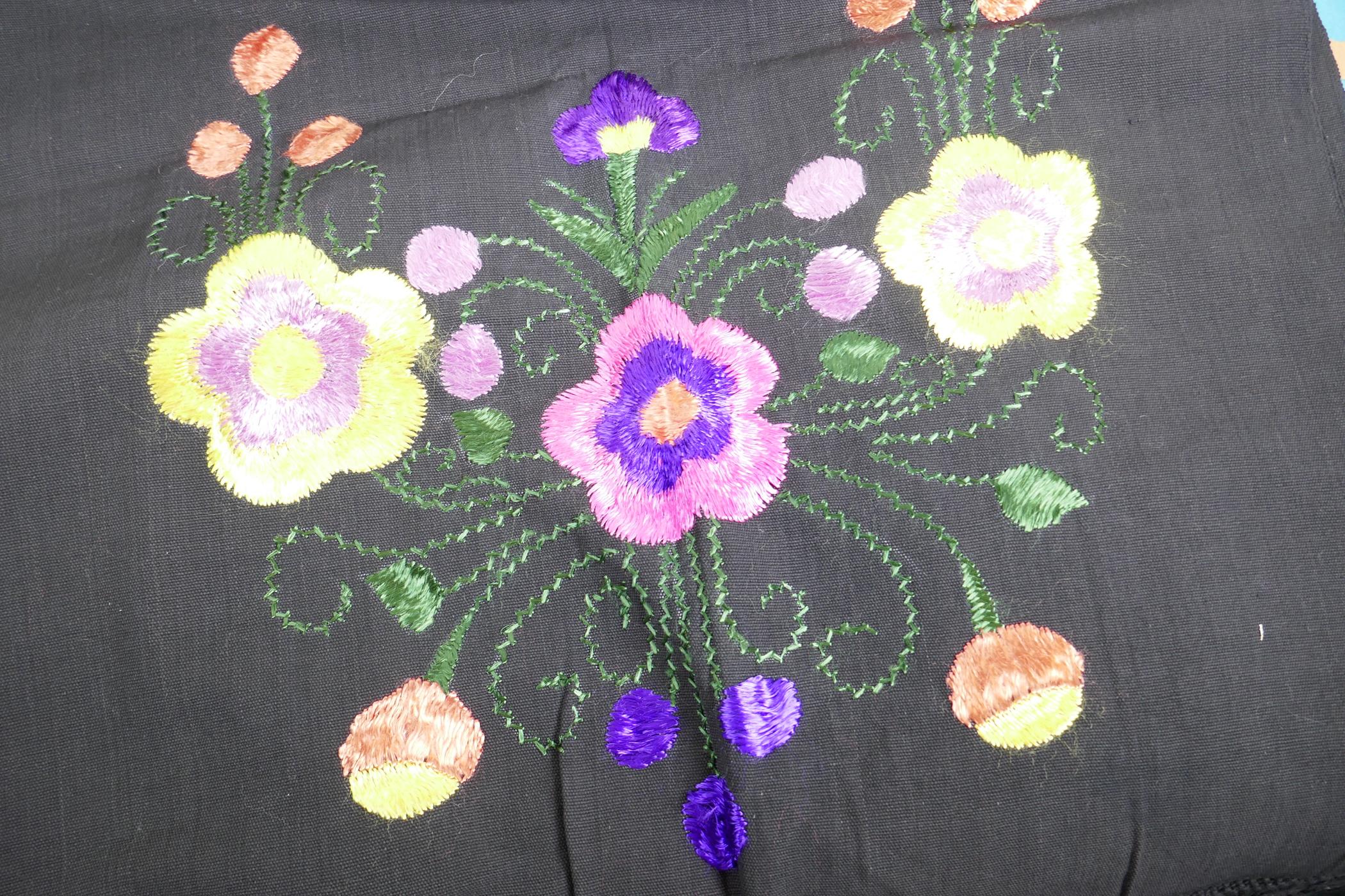 A collection of Indian and Asian textiles including embroidery (4) - Image 5 of 7