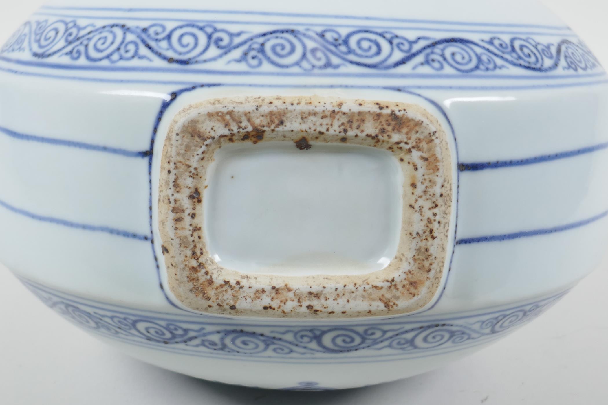 A Chinese Ming style blue and white garlic head shaped flask with two handles and Yin Yang - Image 4 of 4