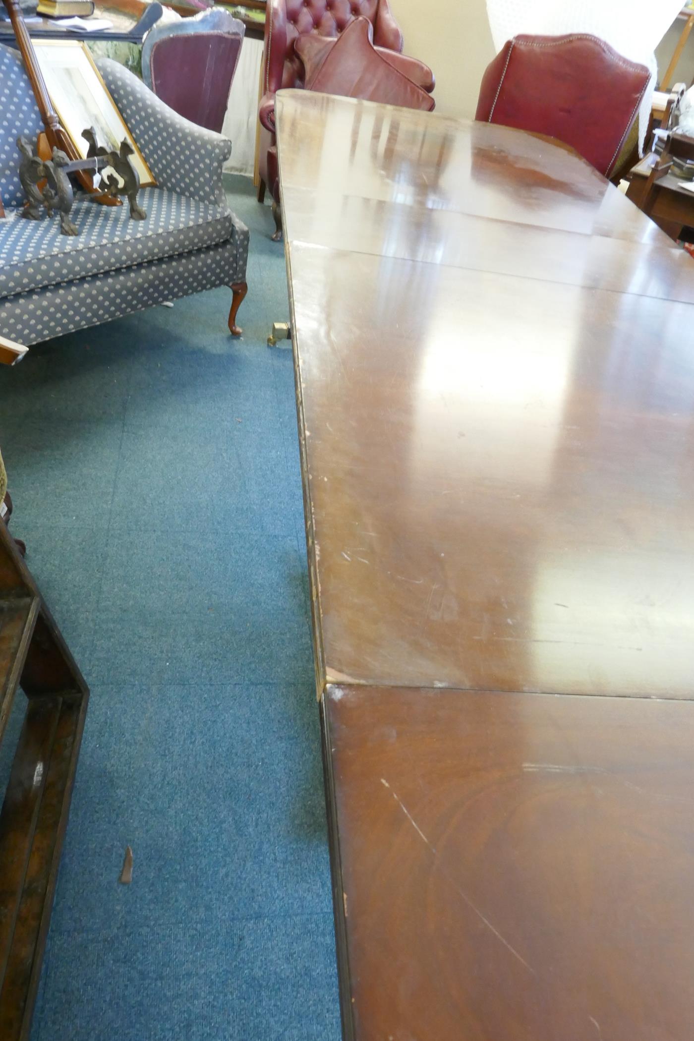 A Regency style three pillar dining table with mahogany veneered top and reeded edge, raised on - Image 3 of 7