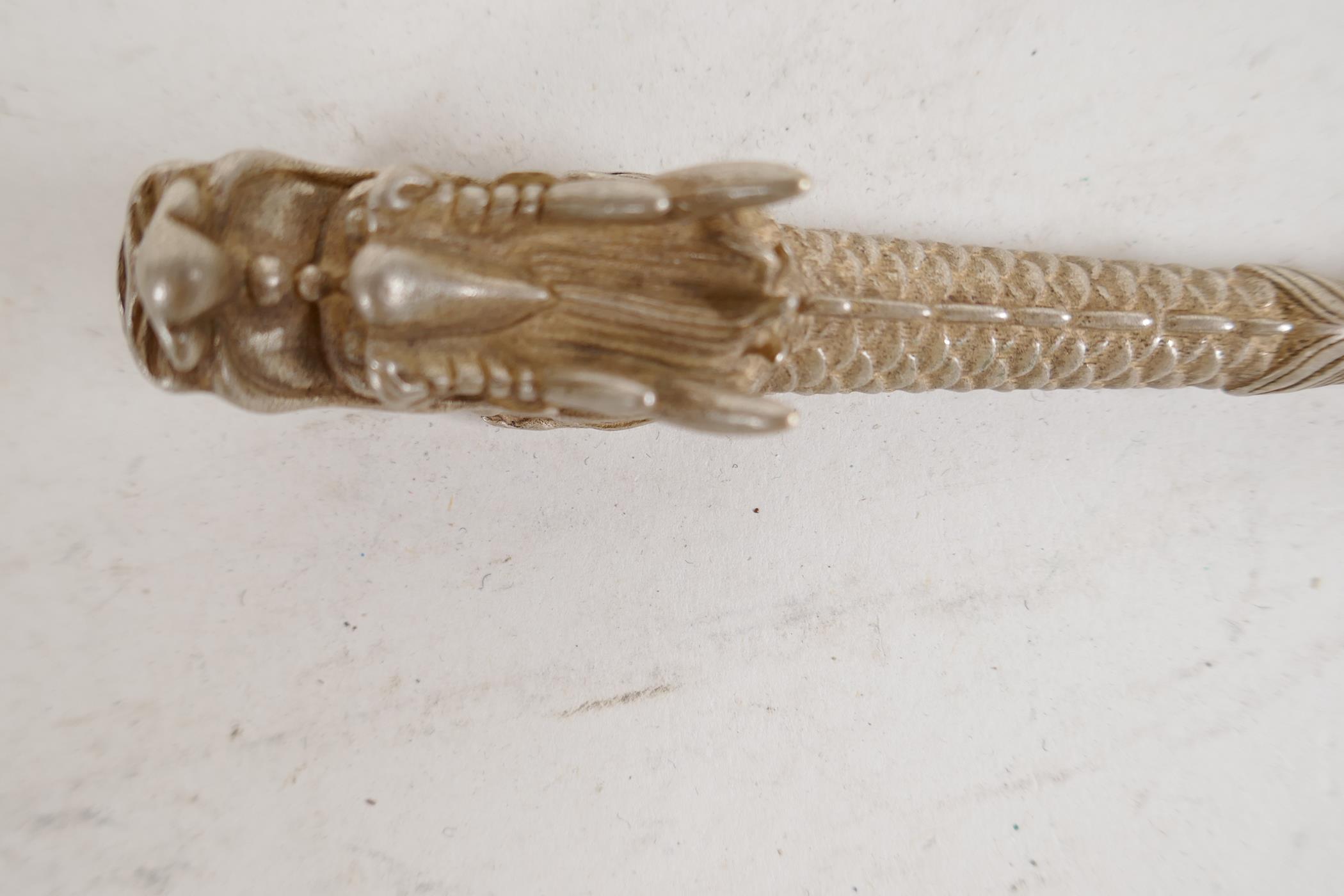 A Chinese white metal cheroot holder cast in the form of a dragon, character mark to base, 4" long - Image 4 of 5