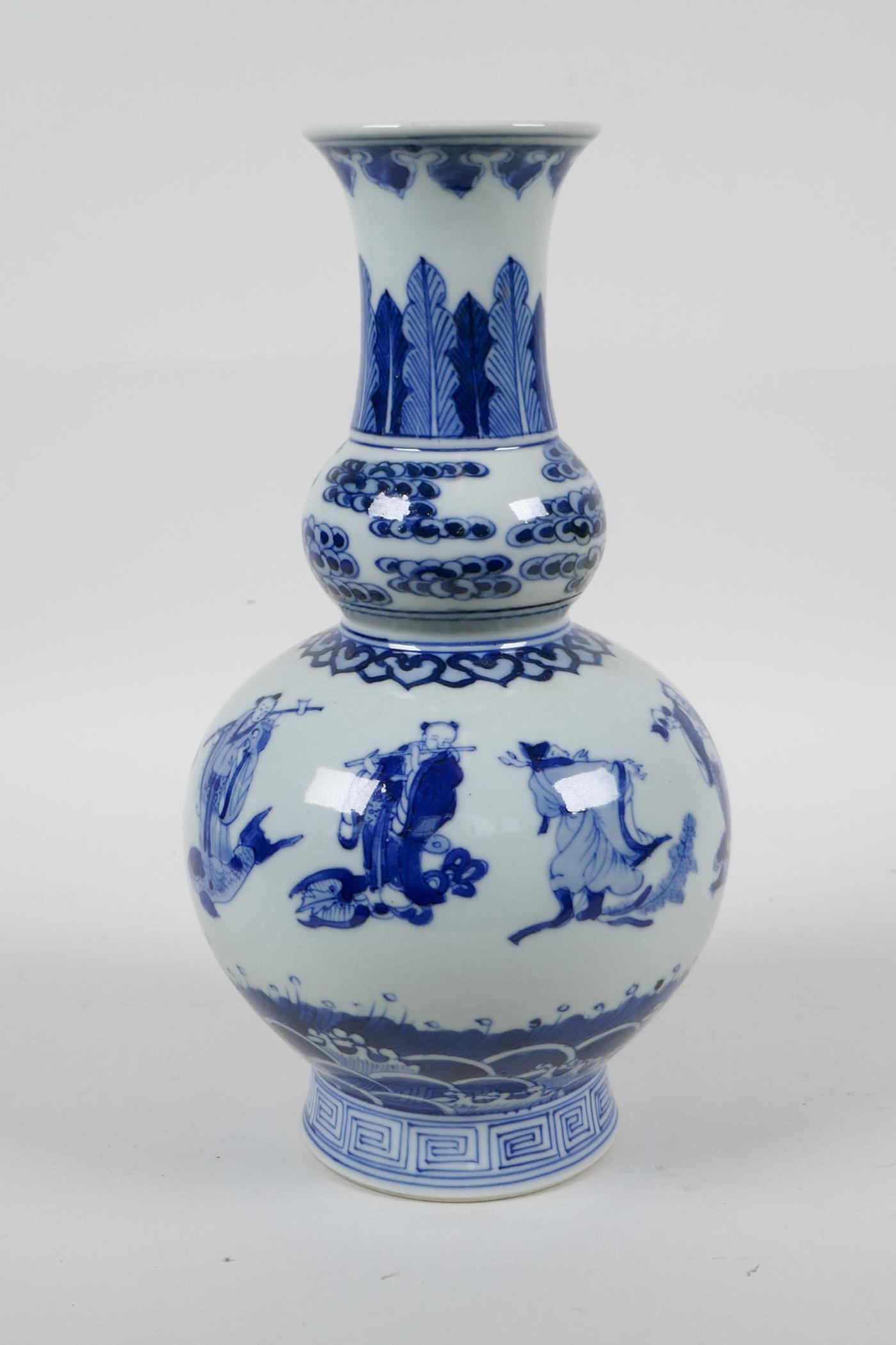 A Chinese blue and white porcelain double gourd vase decorated with the Eight Immortals, 6 character - Image 5 of 6