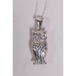 A 925 silver owl pendant necklace, 1½" drop