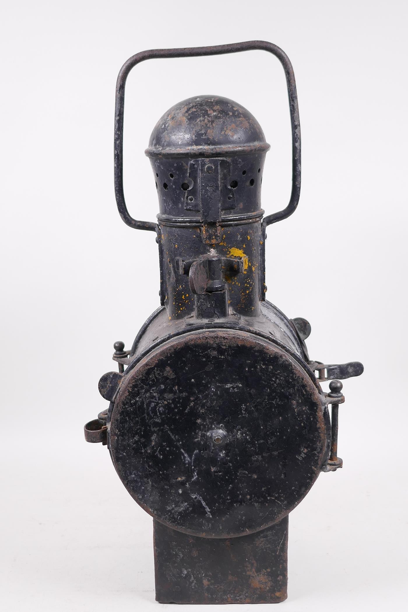 A vintage French railway signal lamp, bears label SNCF 2 5896 (Incomplete), 18" high - Image 6 of 9