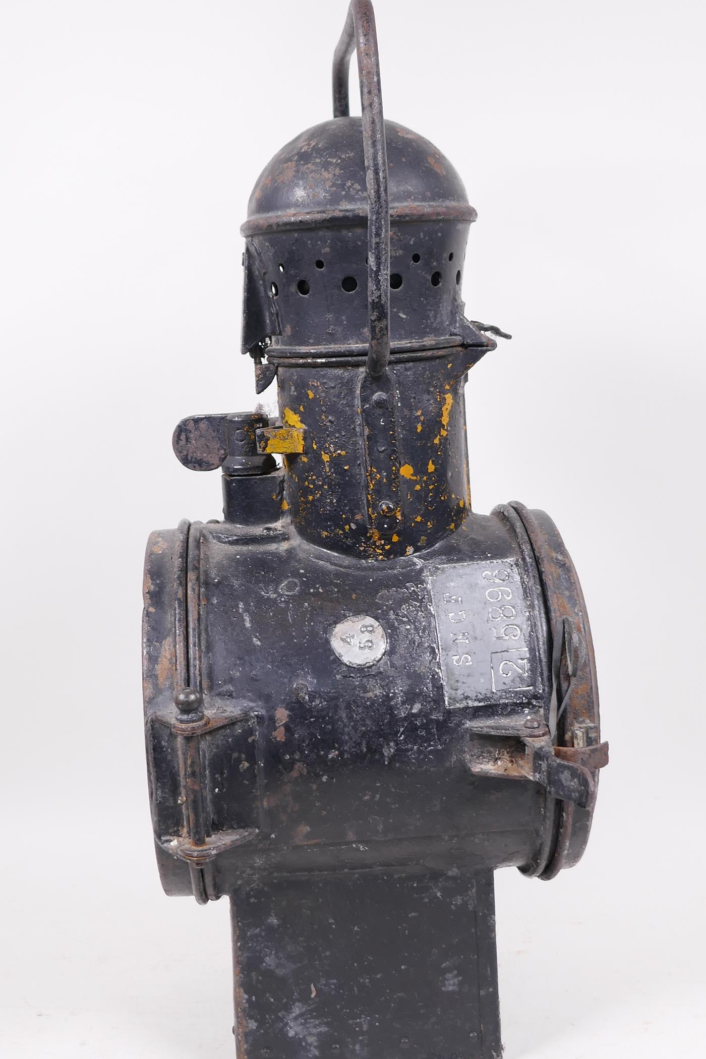 A vintage French railway signal lamp, bears label SNCF 2 5896 (Incomplete), 18" high - Image 5 of 9