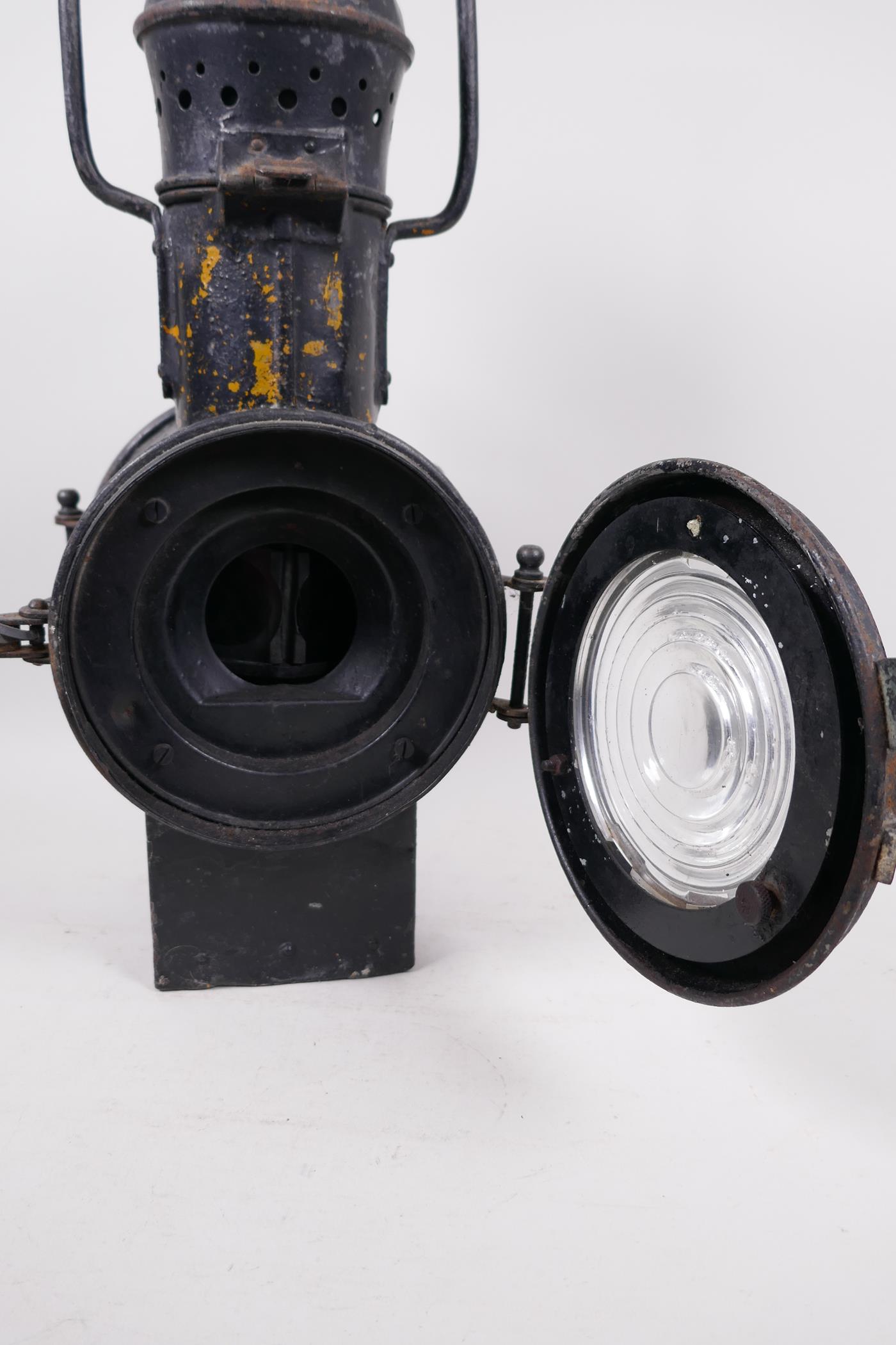 A vintage French railway signal lamp, bears label SNCF 2 5896 (Incomplete), 18" high - Image 2 of 9