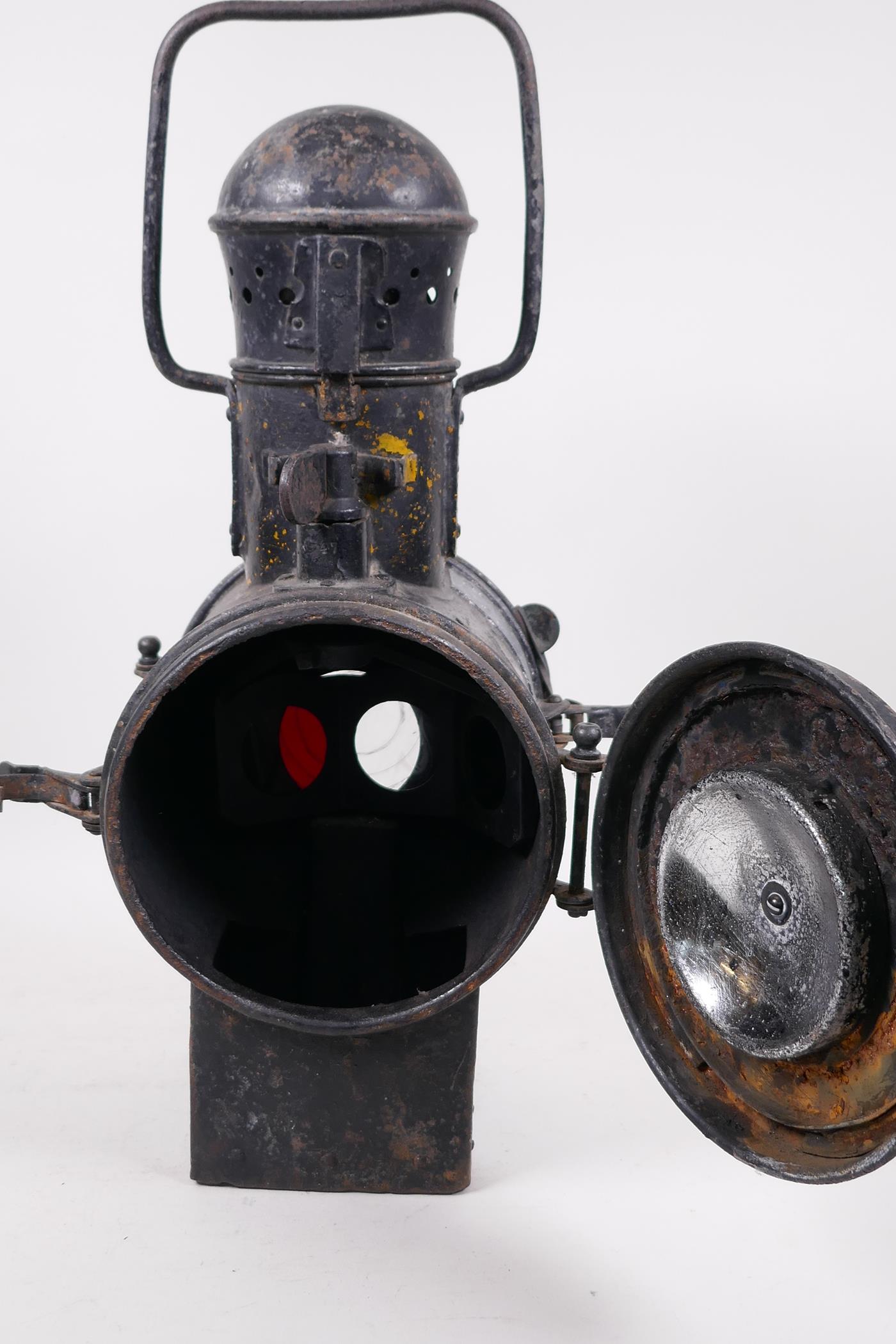 A vintage French railway signal lamp, bears label SNCF 2 5896 (Incomplete), 18" high - Image 7 of 9