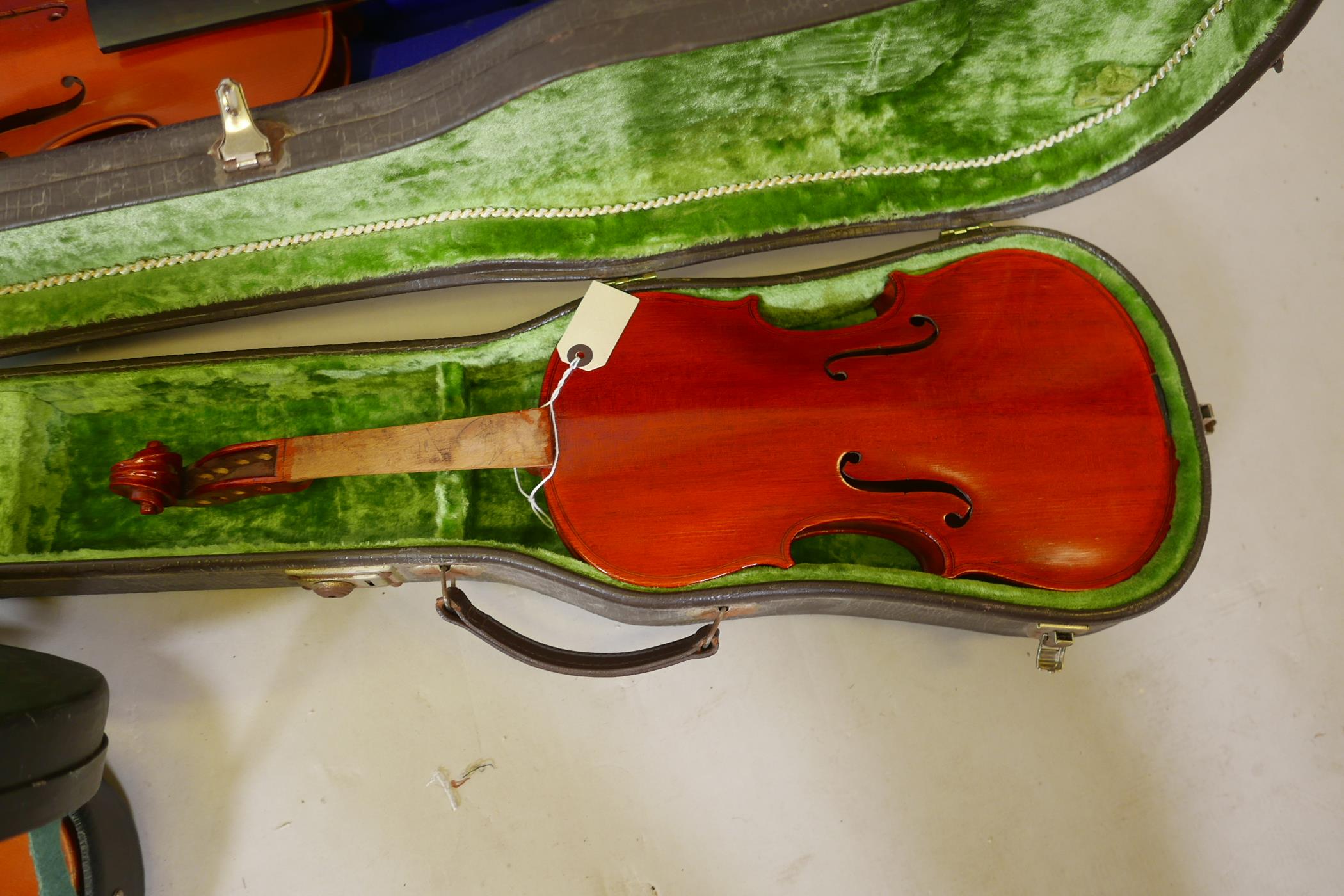 Eight violins for restoration, various states of disrepair, and including several good carry cases - Image 7 of 9