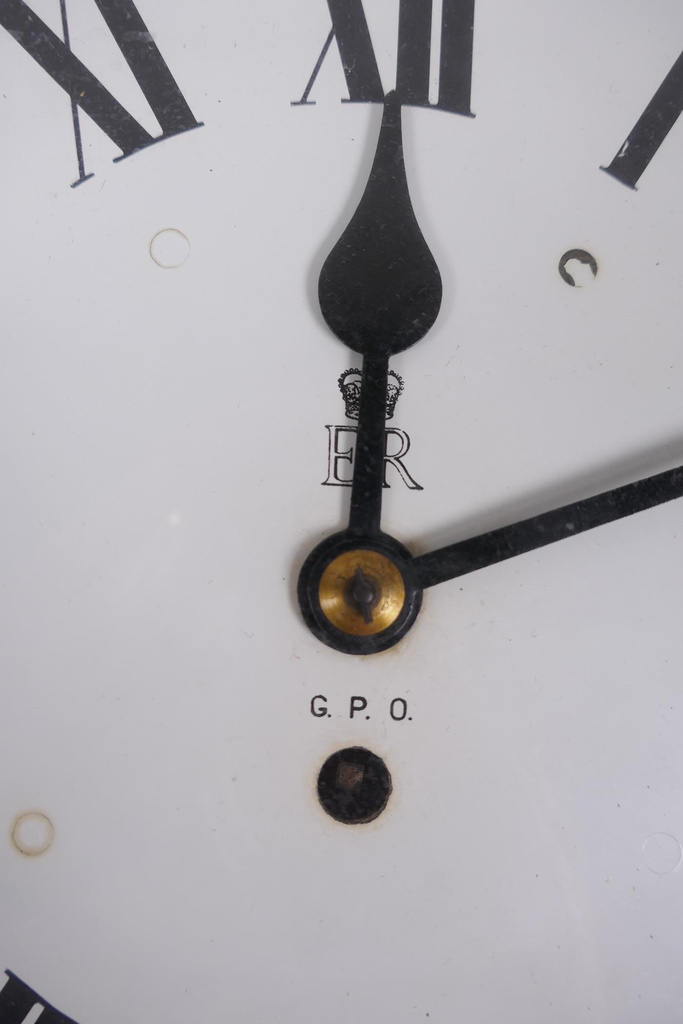 A C20th circular wall clock with single train fusee movement, the dial with Royal ER crest and - Image 3 of 6