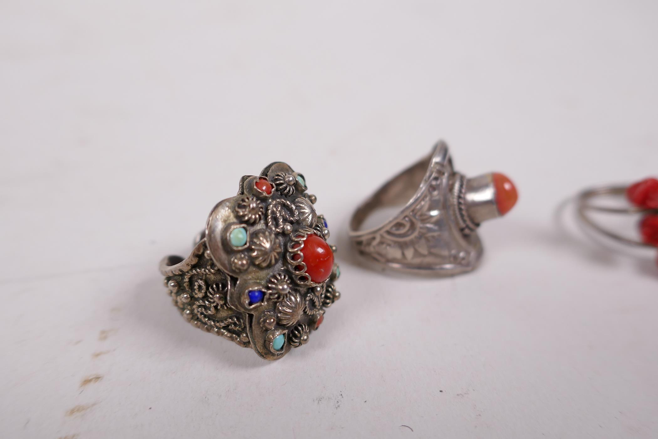 Five silver and white metal rings set with coral and semi-precious stones - Image 2 of 4