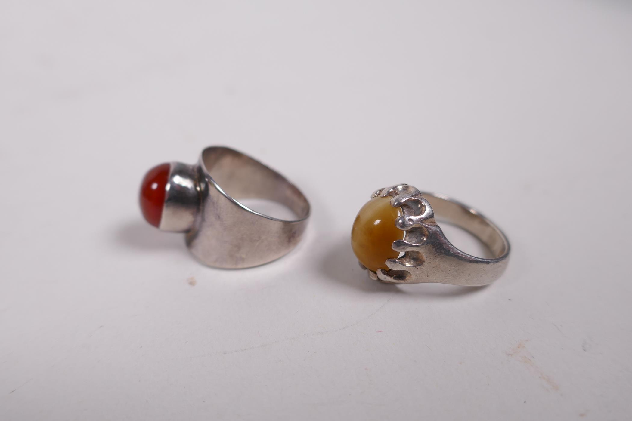 Five silver and white metal rings set with coral and semi-precious stones - Image 4 of 4
