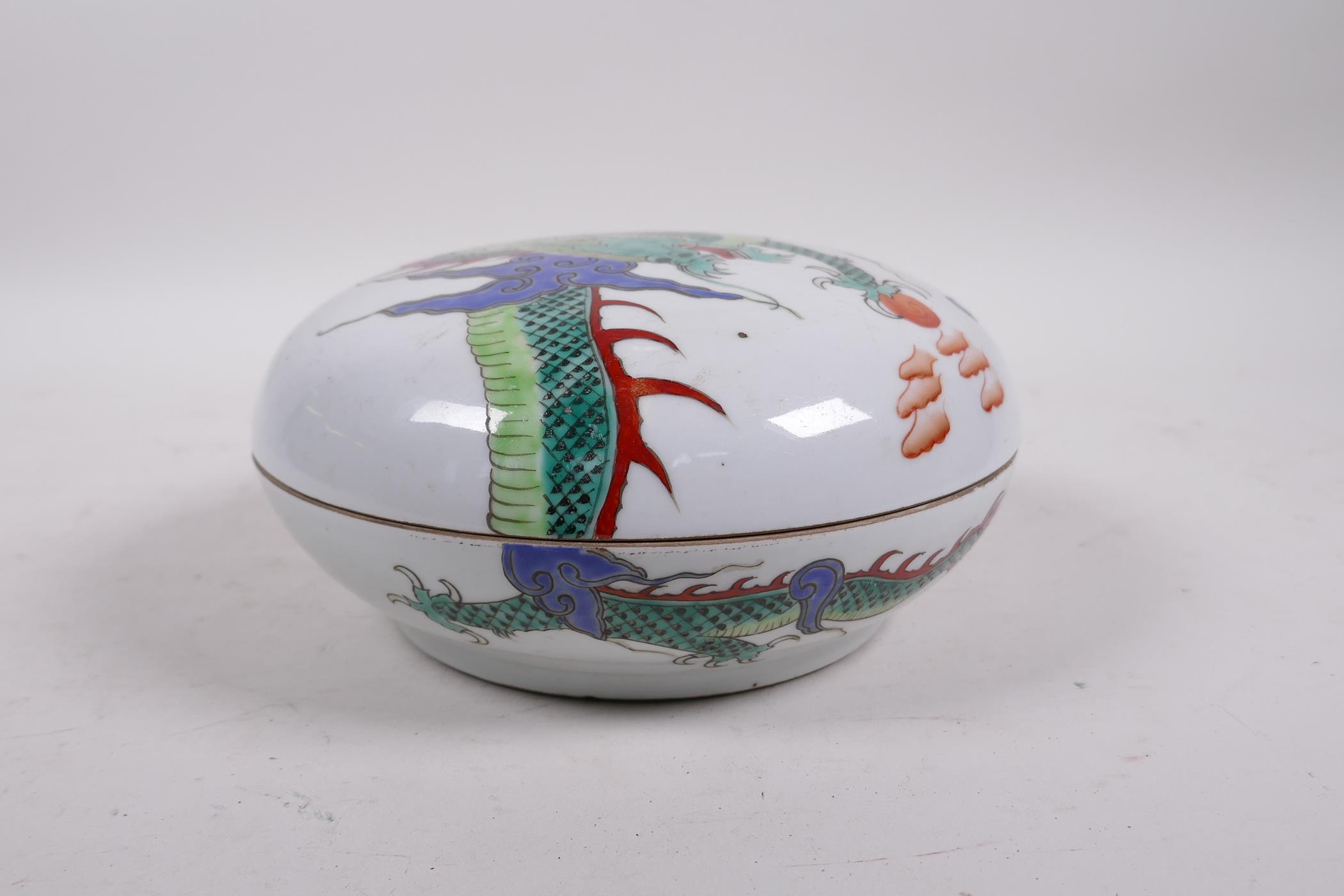 A Chinese Republic porcelain circular box and cover with enamelled dragon and flaming pearl - Image 5 of 5