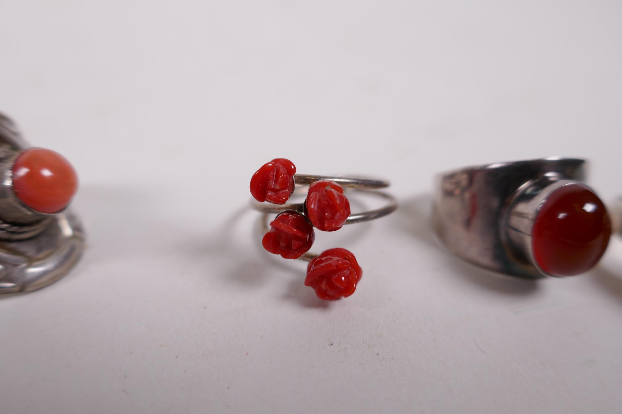 Five silver and white metal rings set with coral and semi-precious stones - Image 3 of 4