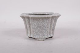 A Ge ware crackleglazed pottery planter, 3" high