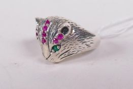 A 925 silver dress ring in the form of a cat's head, approx size N