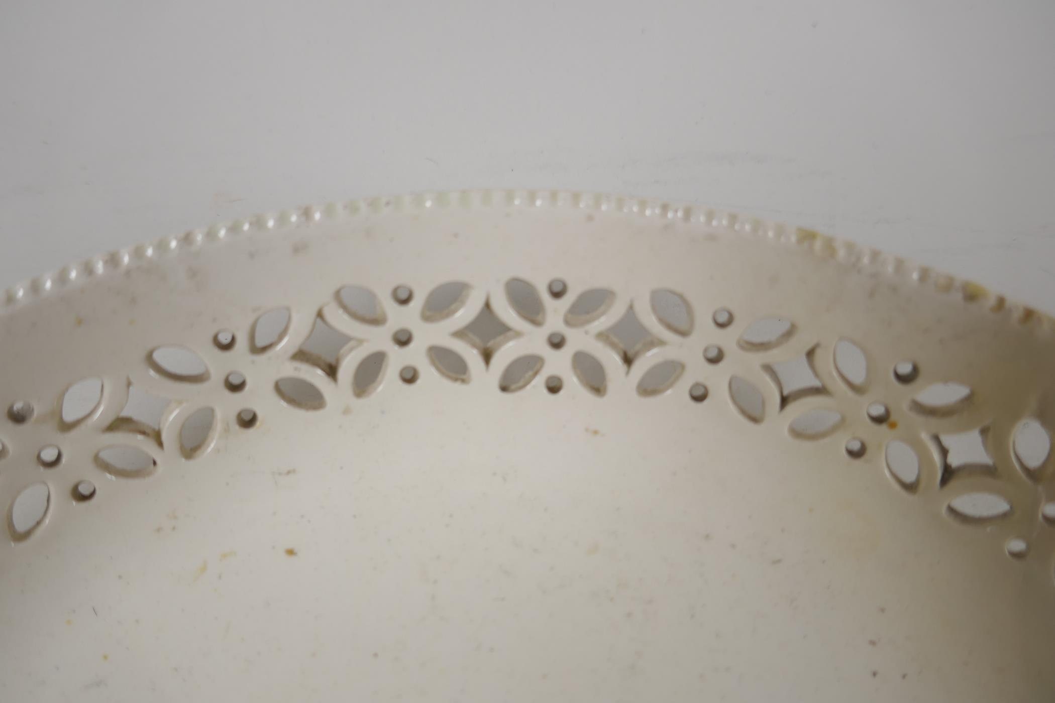 A late C18th creamware shallow bowl with pierced rim, 8" diameter - Image 2 of 4