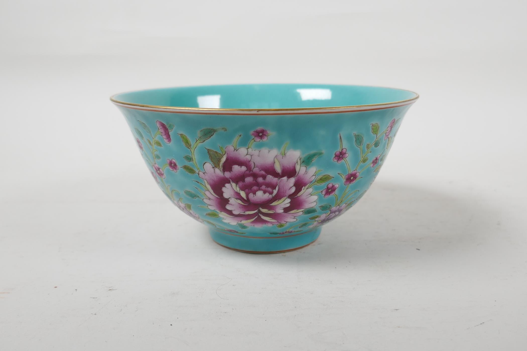 A polychrome porcelain rice bowl with enamelled floral decoration on a turquoise ground, Chinese - Image 4 of 7