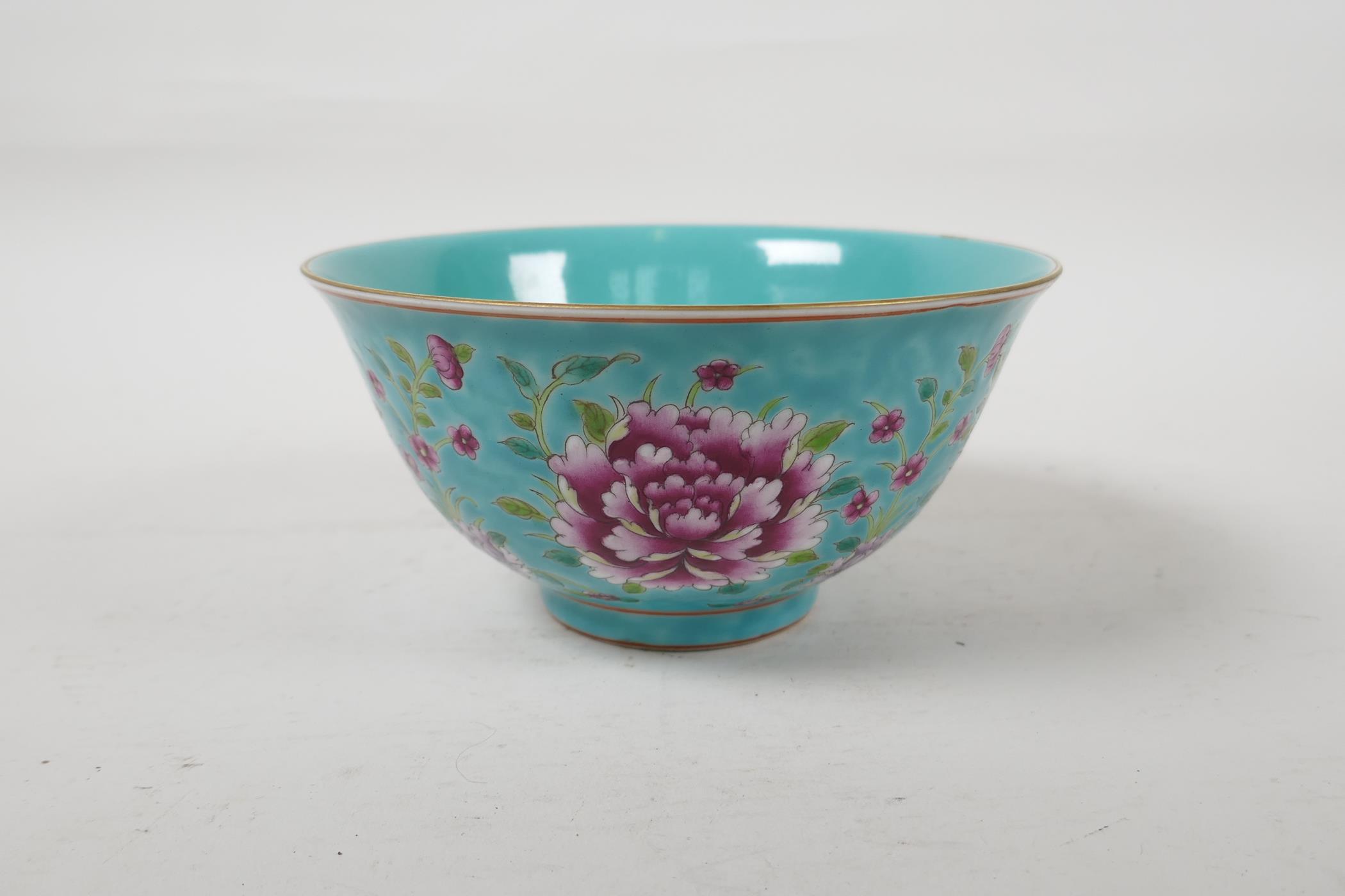 A polychrome porcelain rice bowl with enamelled floral decoration on a turquoise ground, Chinese - Image 2 of 7