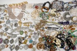A quantity of good quality vintage costume jewellery