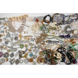 A quantity of good quality vintage costume jewellery