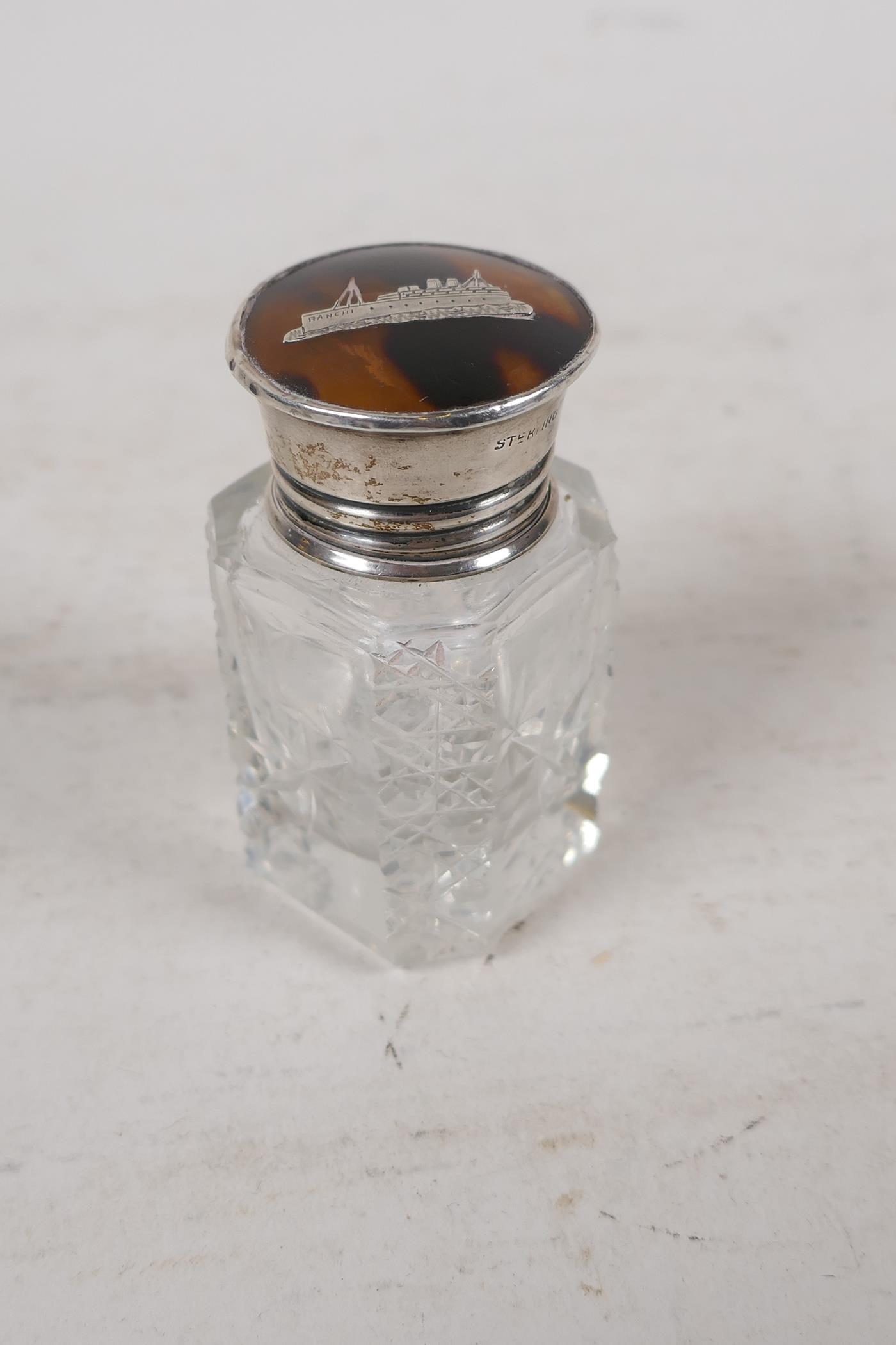 A cut glass scent bottle with a sterling silver and tortoiseshell cup, the lid with inset silver - Image 2 of 5