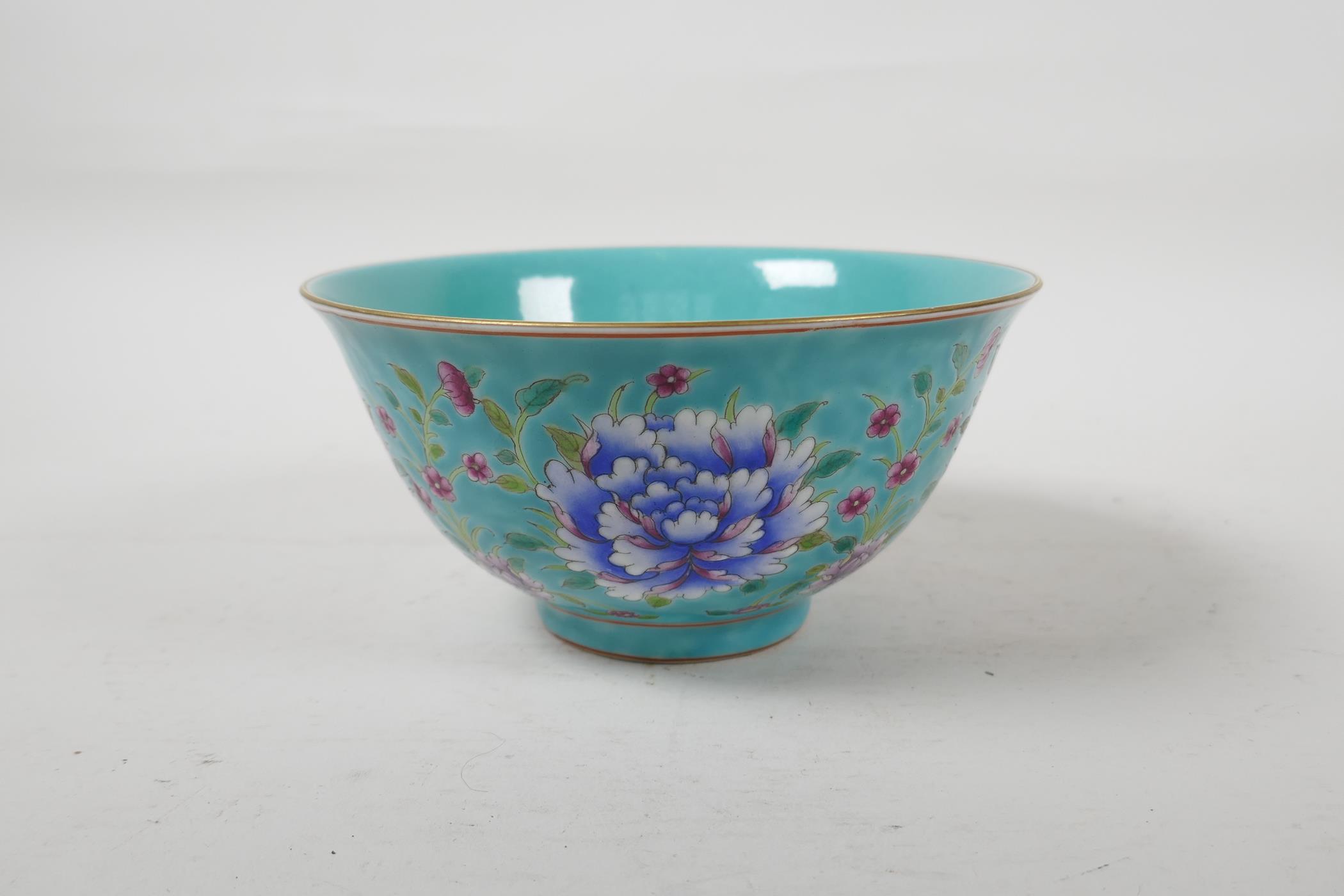 A polychrome porcelain rice bowl with enamelled floral decoration on a turquoise ground, Chinese - Image 3 of 7