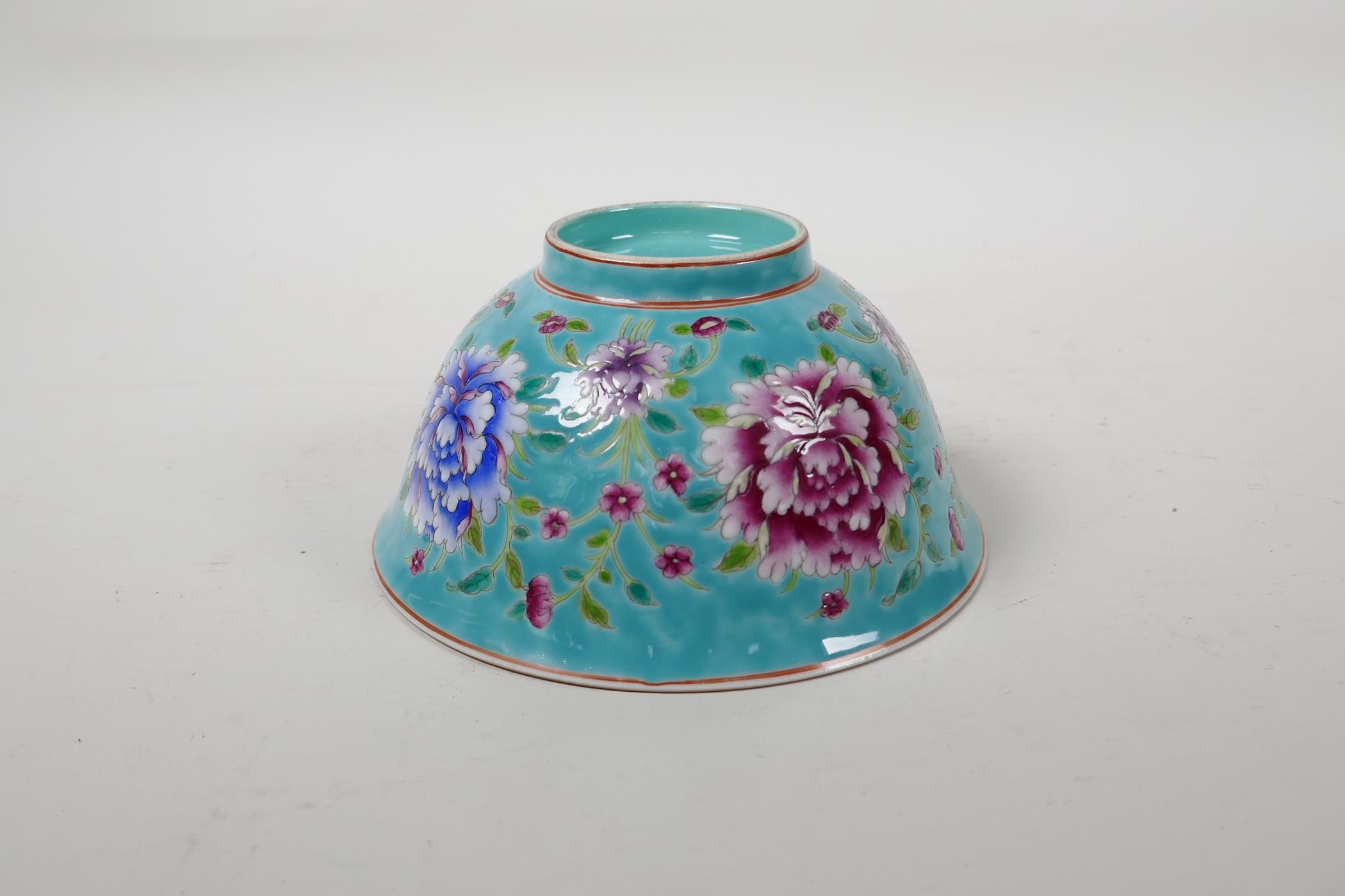 A polychrome porcelain rice bowl with enamelled floral decoration on a turquoise ground, Chinese - Image 5 of 7