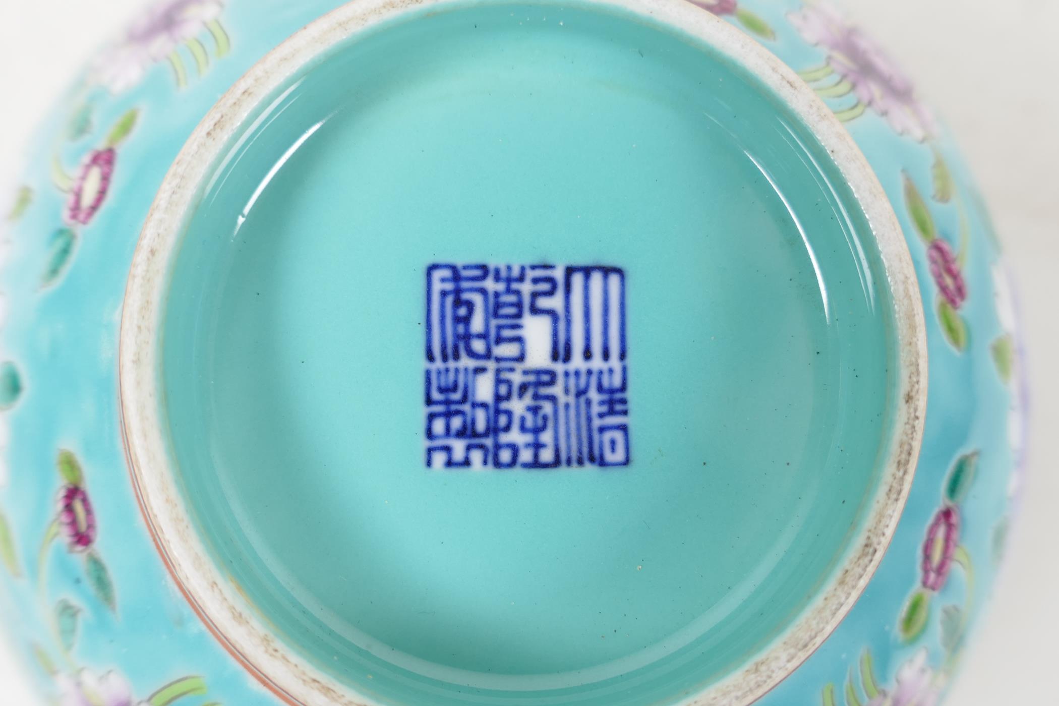 A polychrome porcelain rice bowl with enamelled floral decoration on a turquoise ground, Chinese - Image 7 of 7