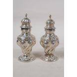 A pair of hallmarked silver salt and pepper by Edward Barnard & Sons Ltd, London 1900, 74g