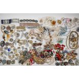 A quantity of good quality vintage costume jewellery
