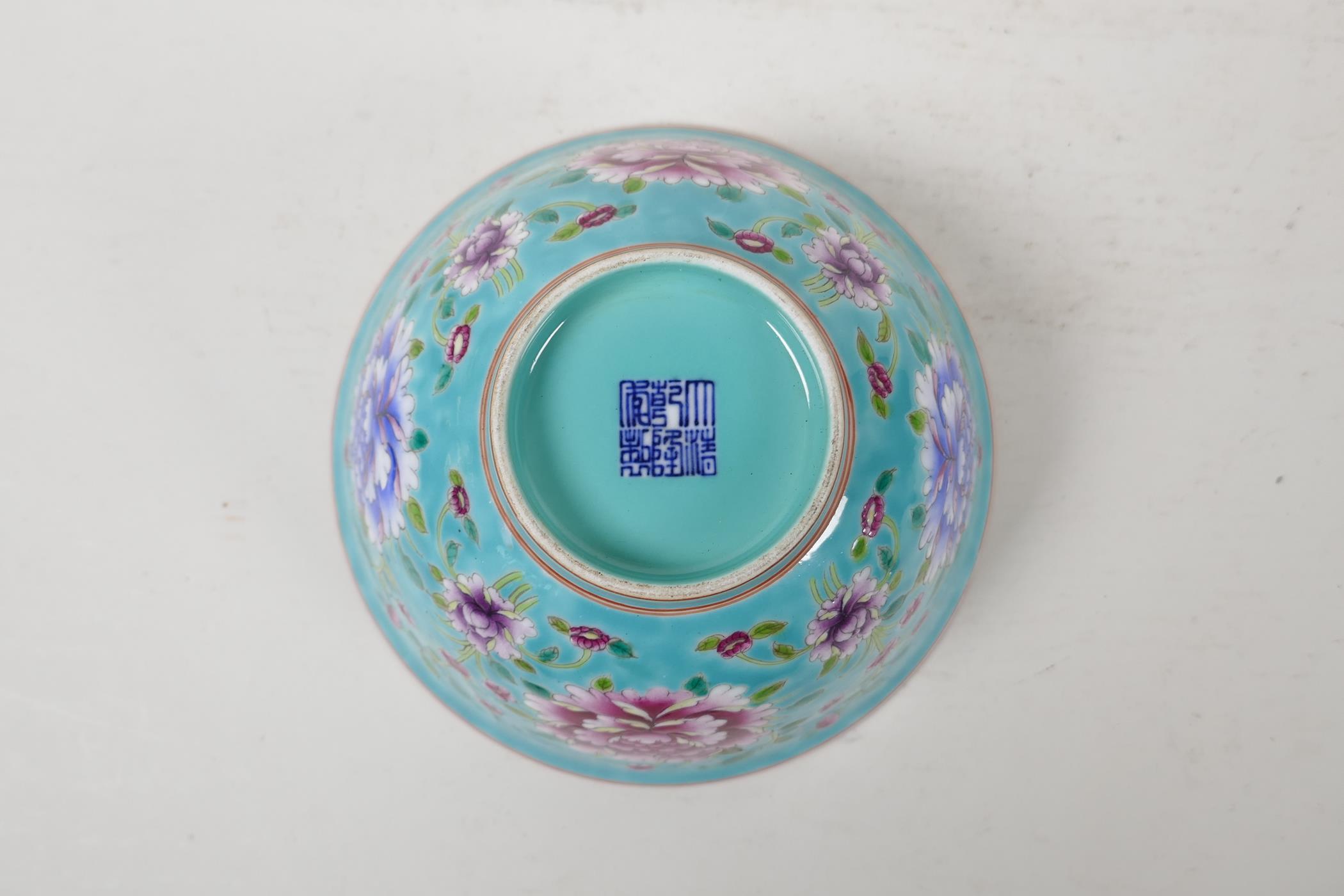 A polychrome porcelain rice bowl with enamelled floral decoration on a turquoise ground, Chinese - Image 6 of 7