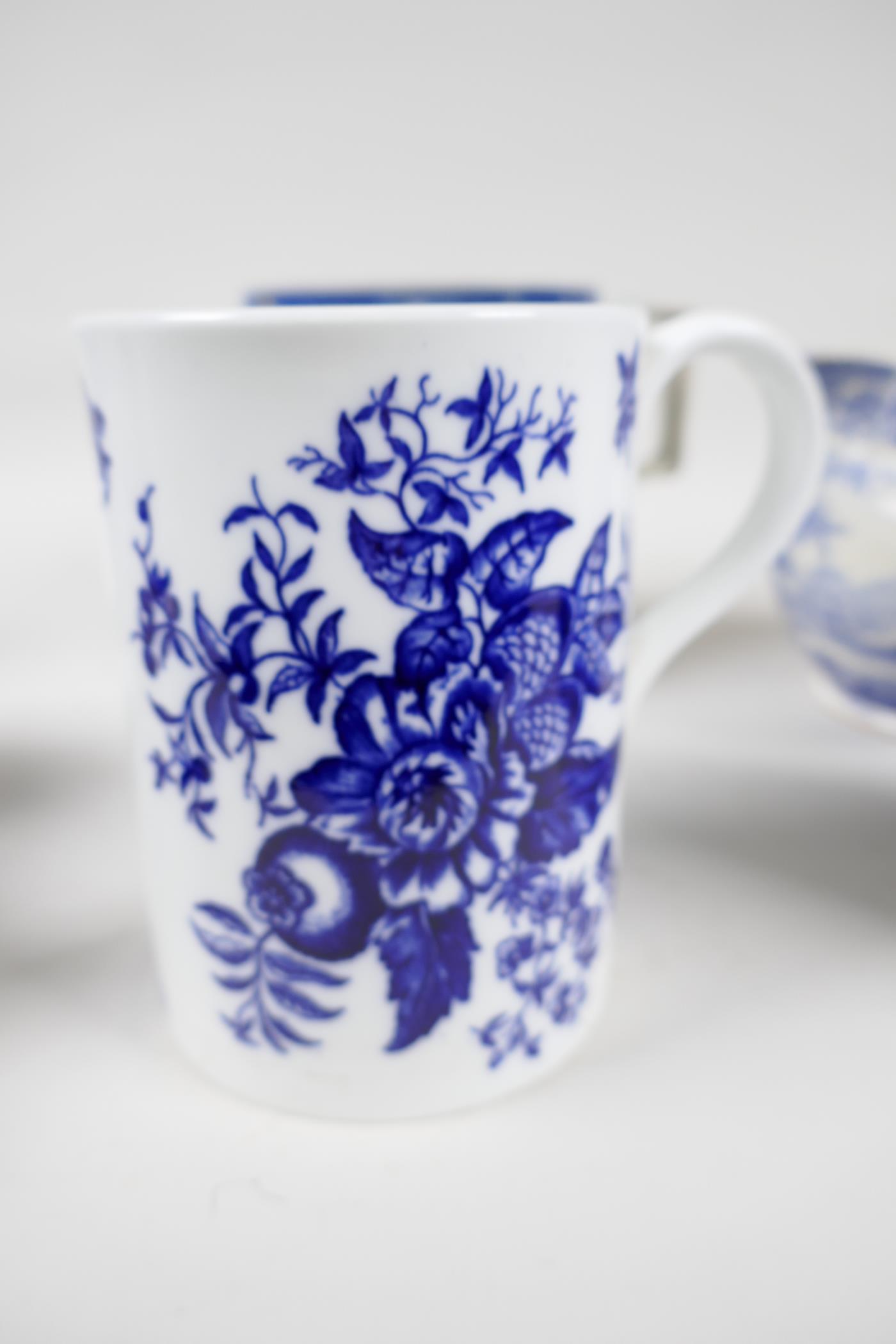 A collection of early C19th blue and white pottery mugs, jugs and small teapot - Image 5 of 8