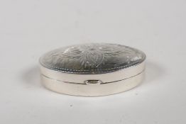 A 925 silver pill box with engraved decoration to the cover, 1½" x 1"