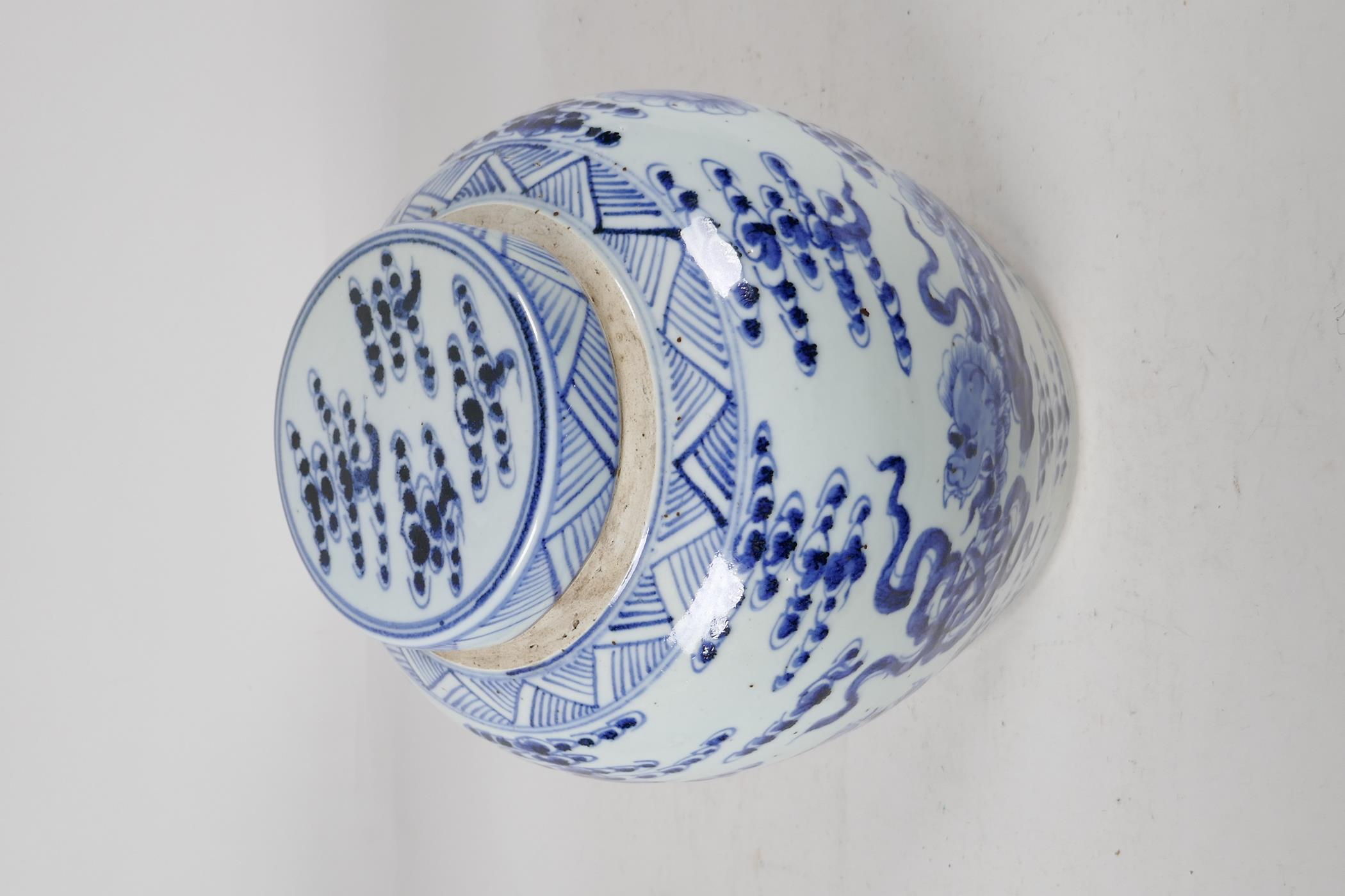 A Chinese blue and white porcelain ginger jar and cover decorated with fo dogs, 11" high - Image 5 of 7