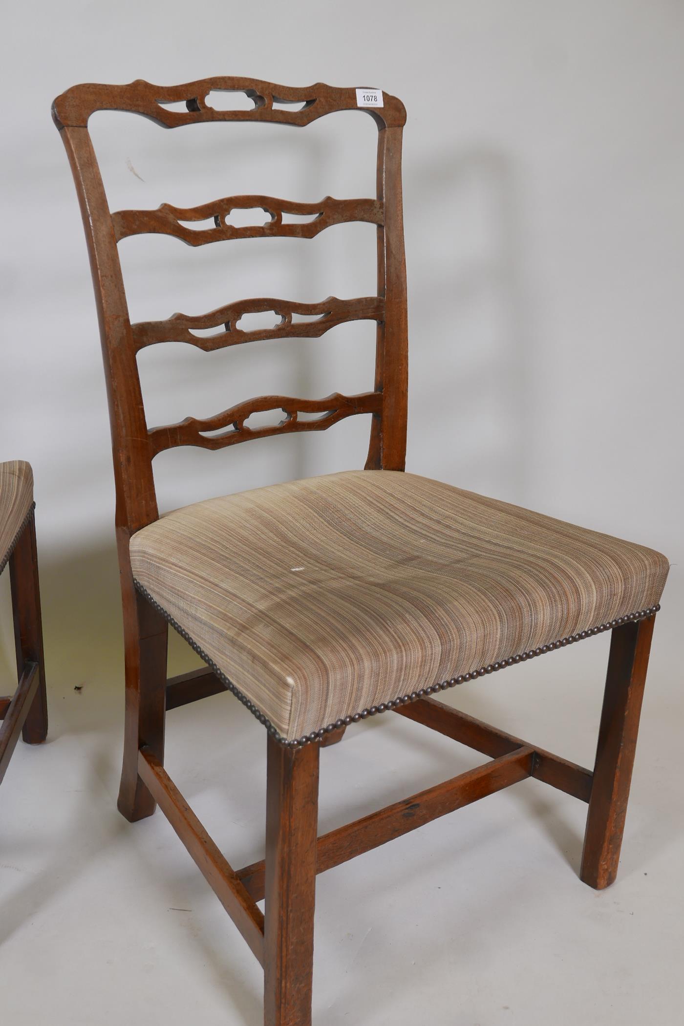 A Georgian Hepplewhite mahogany side chair with pierced splat back and saddle seat, raised on square - Image 5 of 5