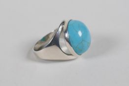 A 925 silver & turquoise cabochon set ring, size P/Q