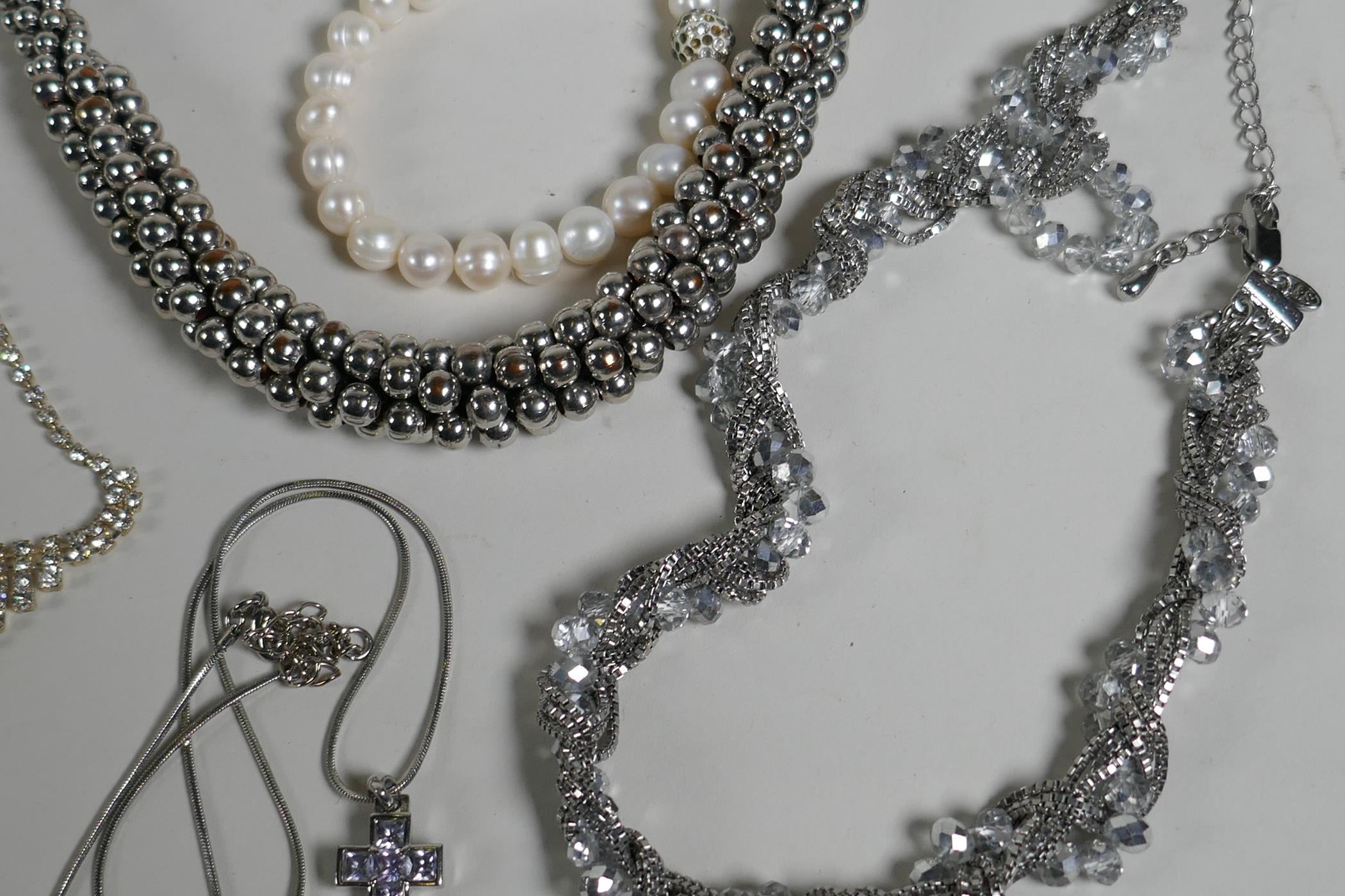 A quantity of contemporary costume jewellery - Image 6 of 7