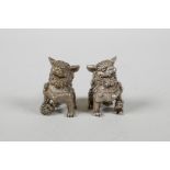 A pair of Chinese white metal minature Fo-dogs, 1" high