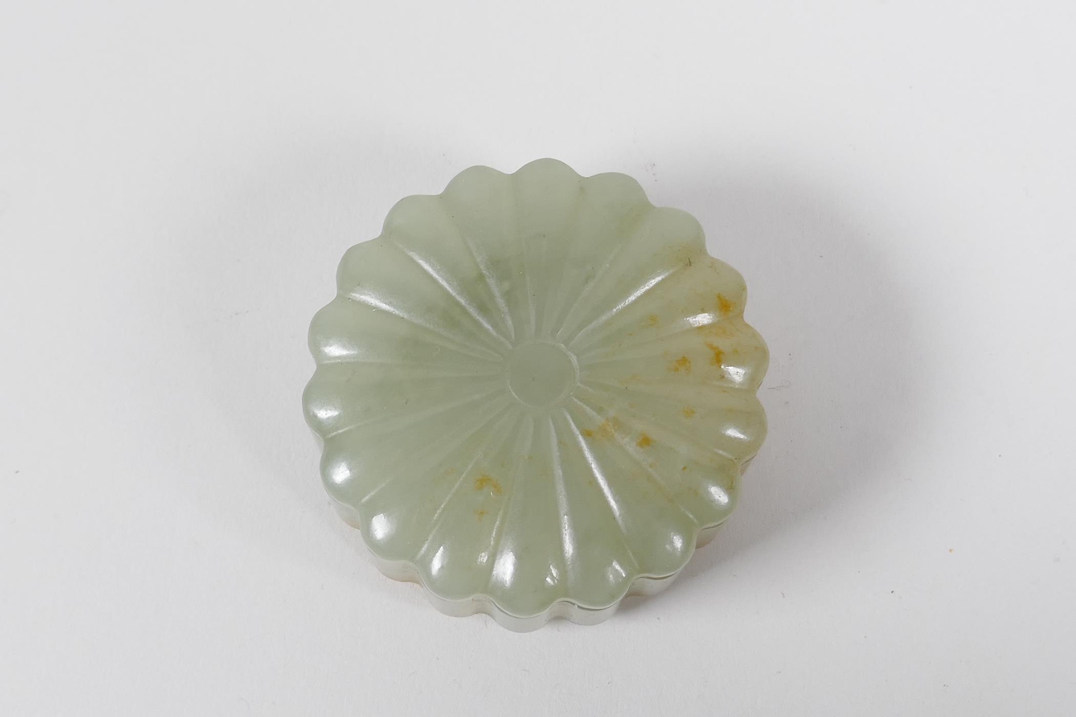 A Chinese carved celadon jade box and cover, 2" diameter - Image 2 of 3