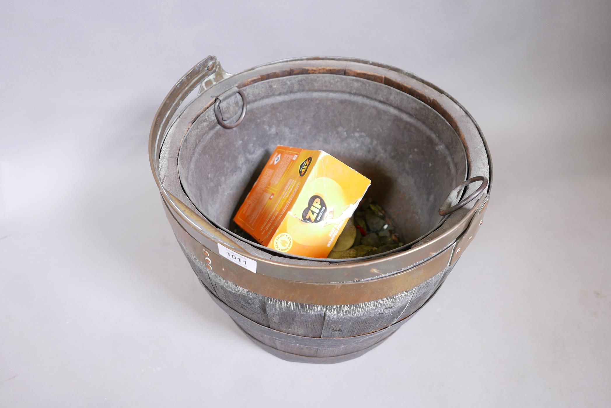 An antique coopered barrel log bin with brass handle and metal liner, 16" diameter x 11" - Image 4 of 4