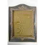 A vintage photo frame, with delicate gilt wire inlaid decorated aperture, 6½" x 8½"