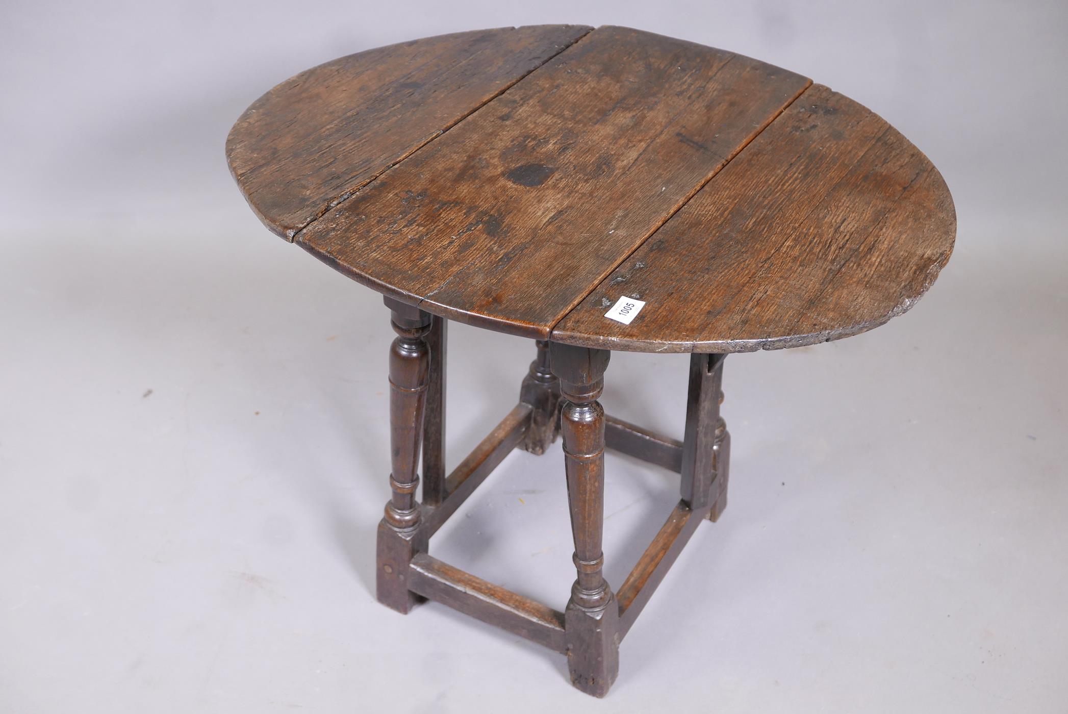 An early C18th oak gateleg table of small proportions, adaptions, 24"  x 12" x 21" - Image 3 of 4