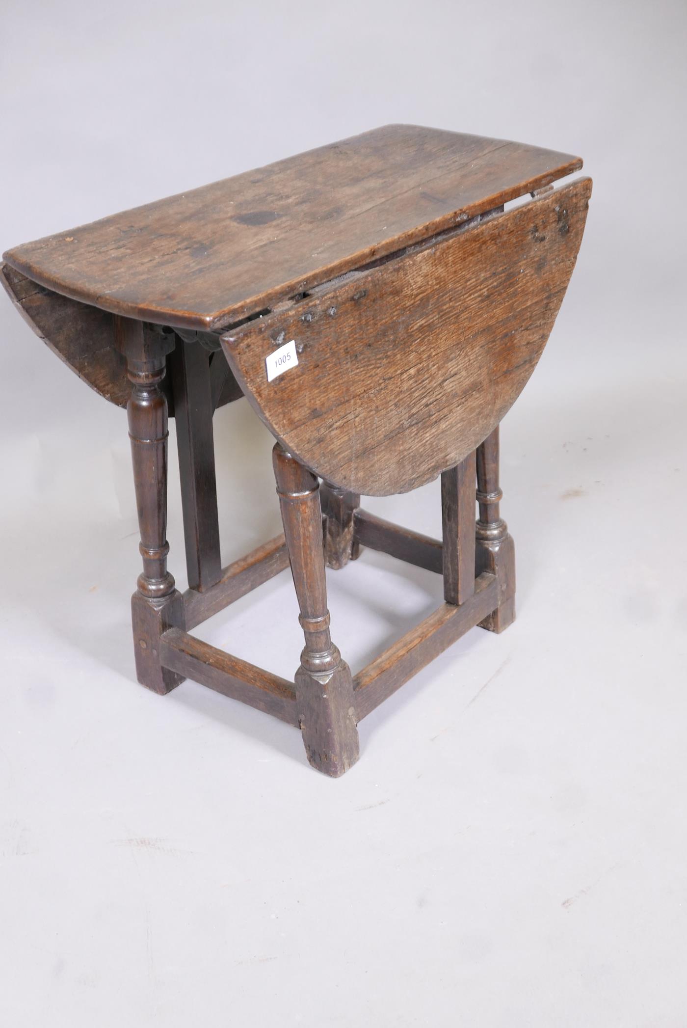 An early C18th oak gateleg table of small proportions, adaptions, 24"  x 12" x 21" - Image 2 of 4