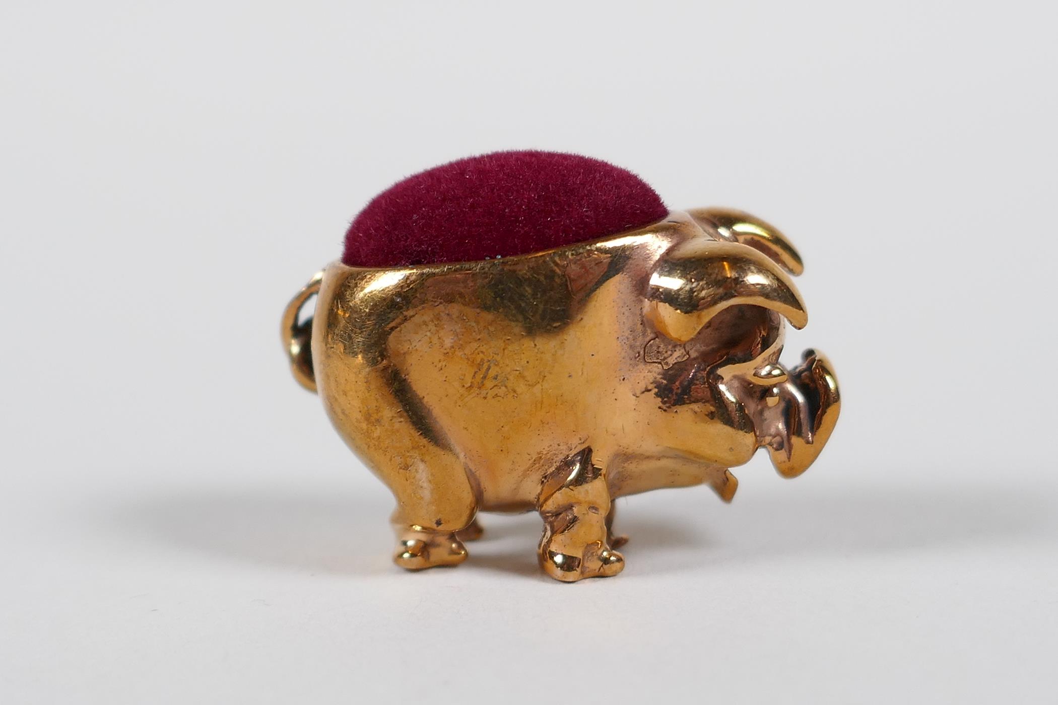 A coppered metal miniature pig pin cushion, 1" long - Image 2 of 2