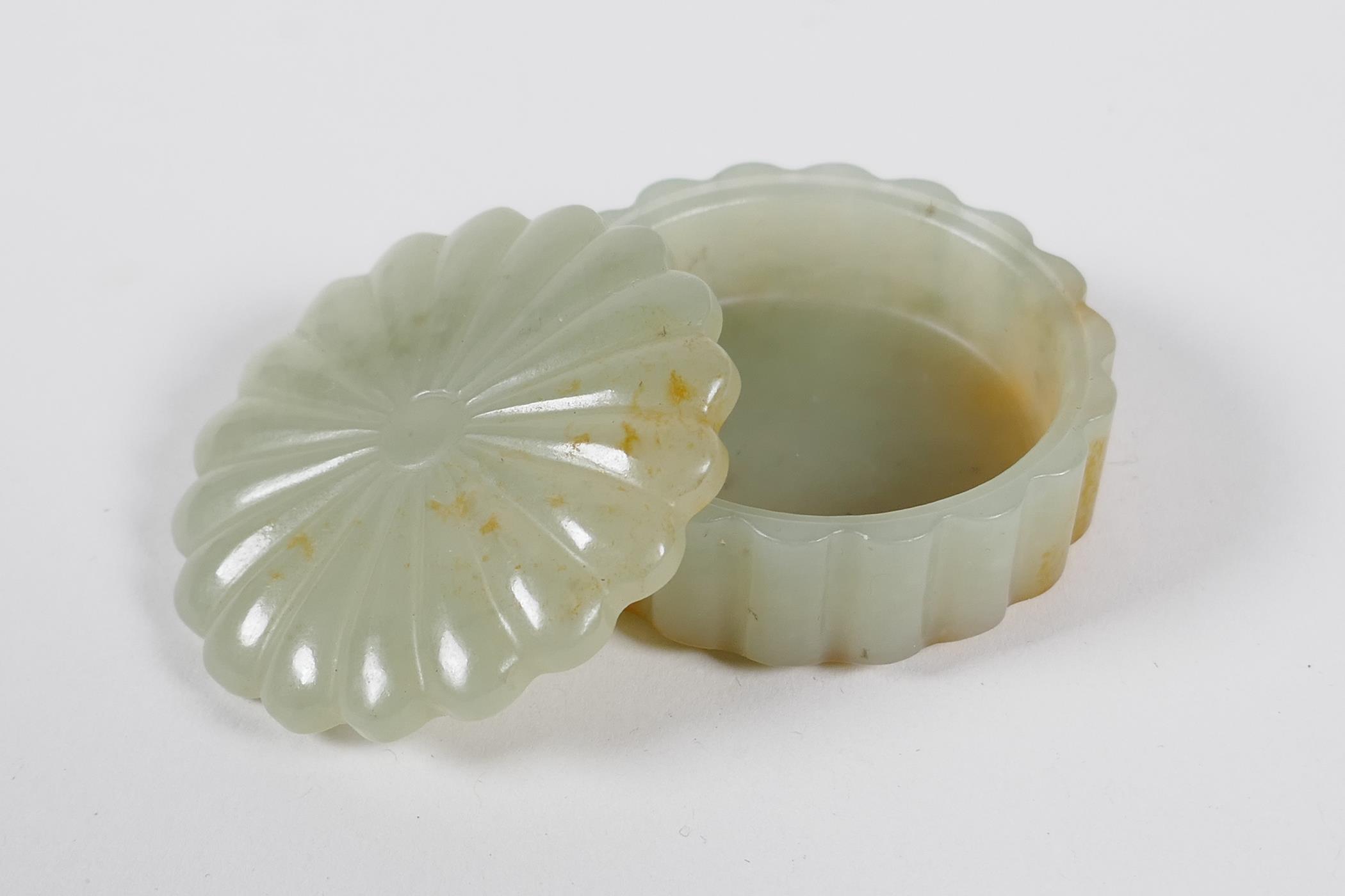 A Chinese carved celadon jade box and cover, 2" diameter - Image 3 of 3