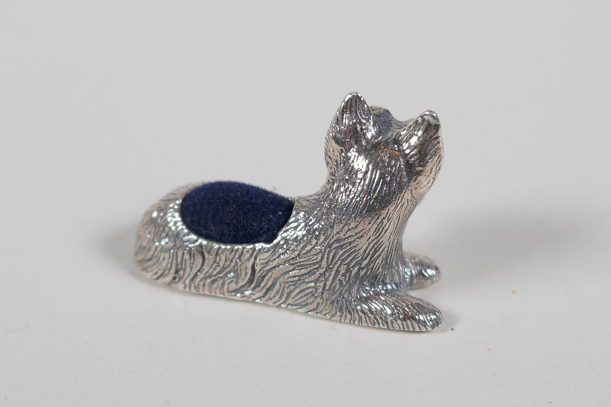 A novelty 925 silver pin cushion in the form of a terrier, 1" long - Image 2 of 3