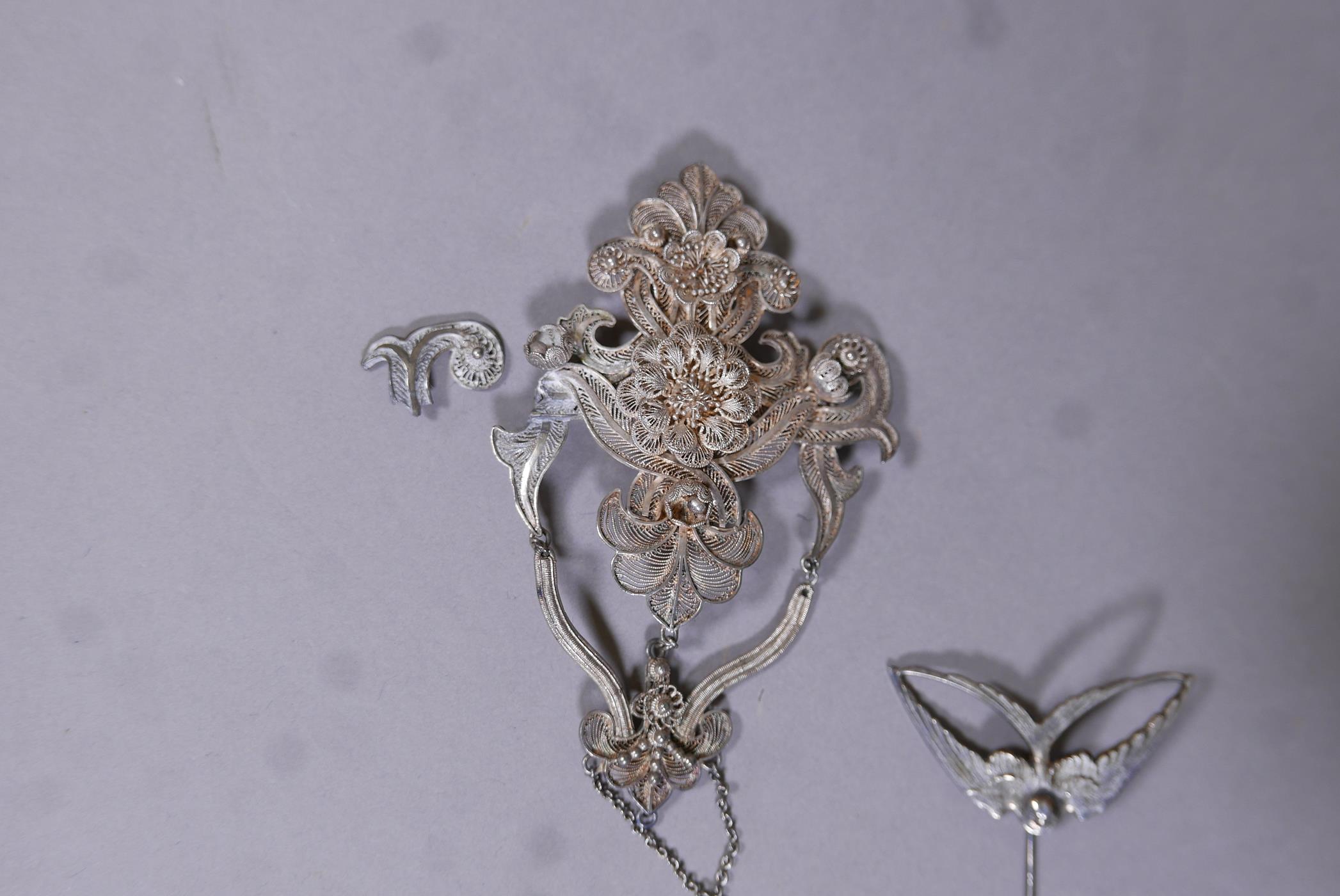 A vintage white metal filigree brooch, A/F, and a hat pin - Image 3 of 3