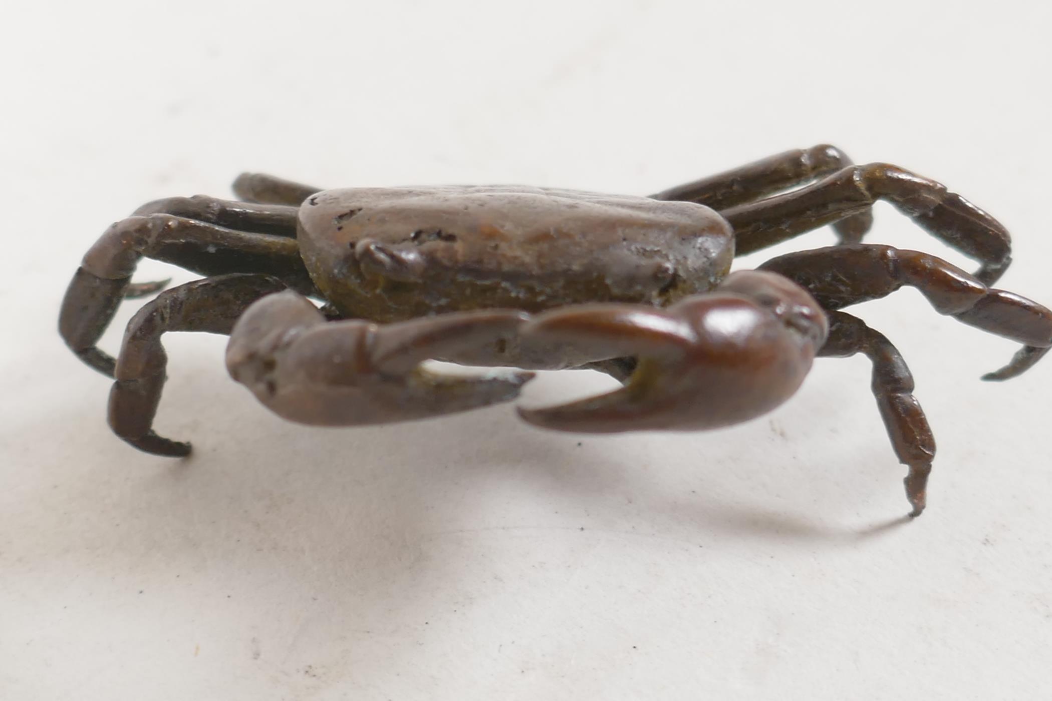 A small Jizi style bronze figurine of a crab, 2" wide - Image 2 of 3