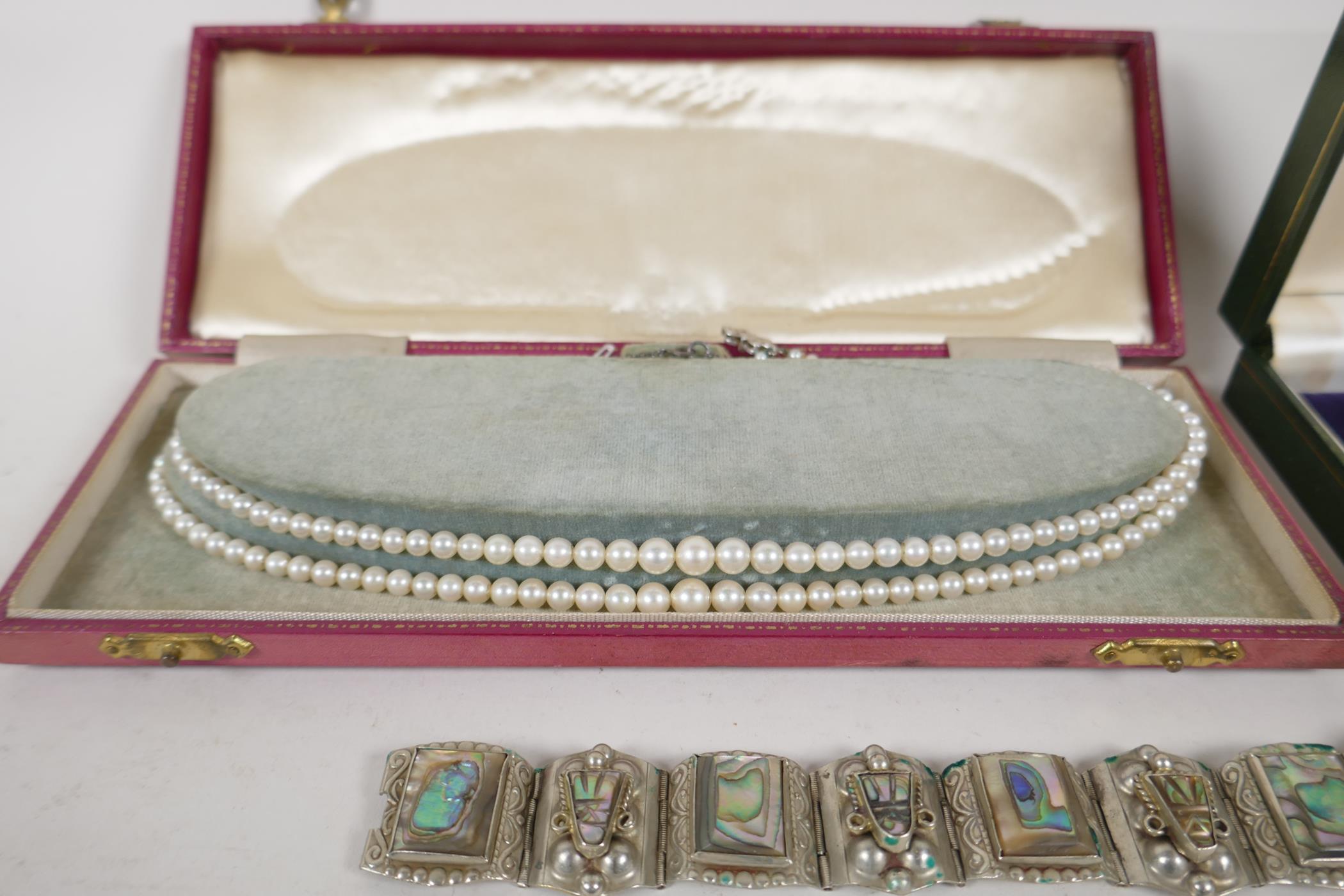 A vintage graduated twin strand pearl necklace, and a multi strand pearl bracelet, a Mexican white - Image 7 of 7