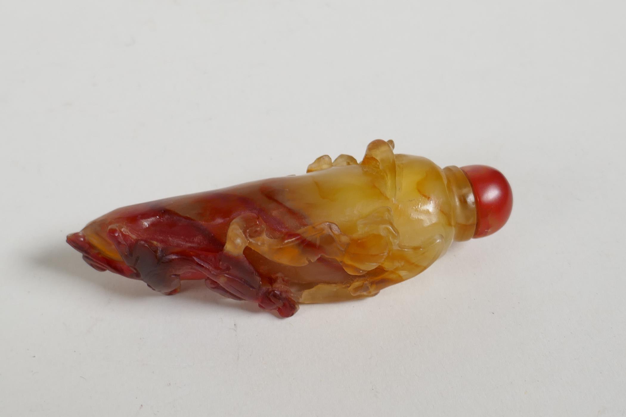 A Chinese agate snuff bottle in the form of a chilli with carved bat and kylin decoration, 3" high - Image 3 of 3